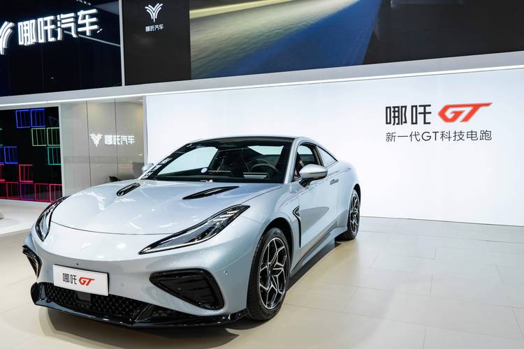 深圳62哪吒汽车在智能汽车领域的表现，领途汽车在新能源汽车市场中的影响力